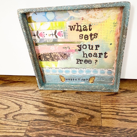 - What Sets Your Heart Free Decorative Sign Tray - Picture 4 of 4